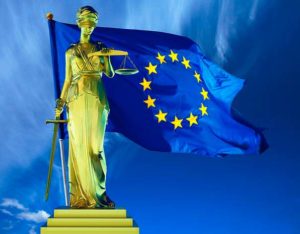 Фемида на фоне флага ЕС